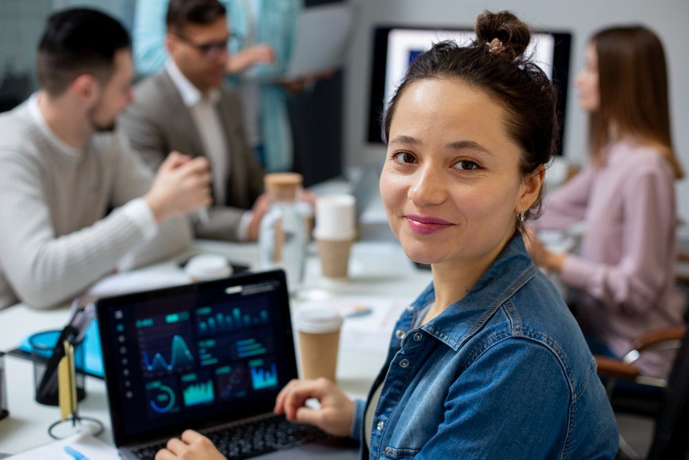 equipo de marketing analizando datos para optimizar campañas con inteligencia artificial