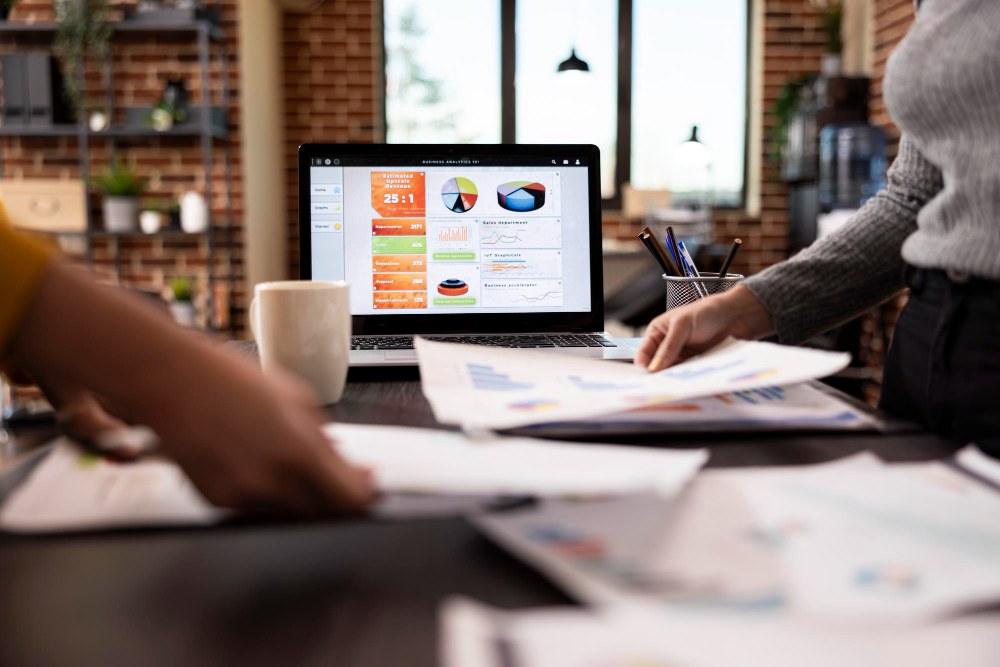 equipo realizando el diagnostico de visibilidad y entender como posicionar tu marca en ia