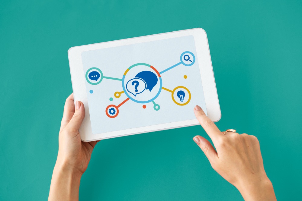 Ilustración sobre las 8 preguntas clave para evaluar si una marca puede aparecer en respuestas de ChatGPT, Gemini y otros motores de IA