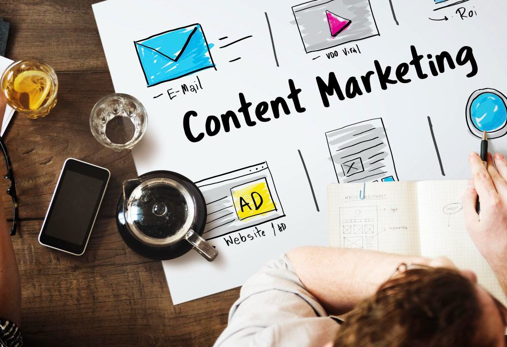 Esquema de estrategia de content marketing con canales y formatos de contenido sobre una mesa de trabajo