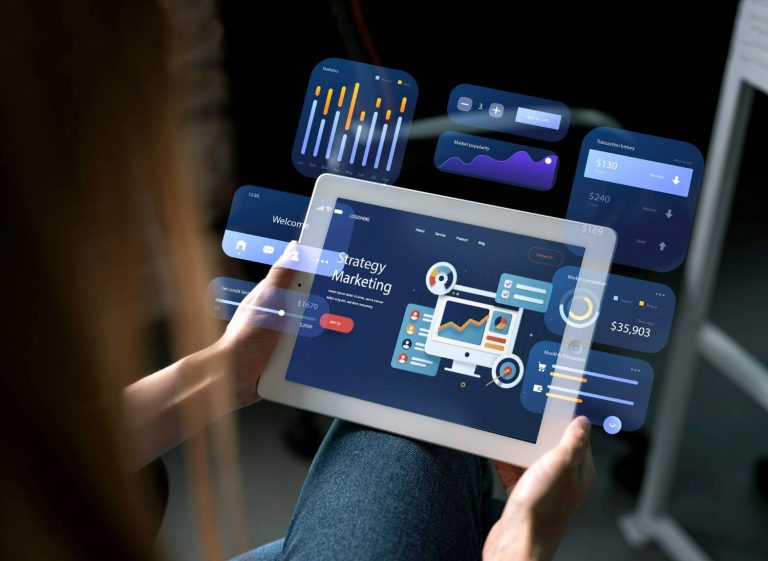 Persona sosteniendo una tablet que proyecta paneles dinámicos y gráficos de estrategia de marketing en formato digital interactivo.
