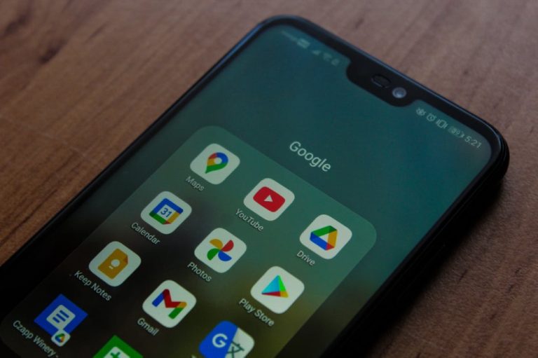 Pantalla de teléfono celular mostrando aplicaciones del ecosistema de Google como Google Maps, YouTube y Gmail.