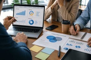 Equipo de marketing analizando una estrategia digital unificada que integra performance, reputación y contenido para fortalecer el posicionamiento de marca.