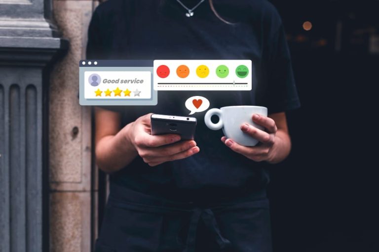 Cliente interactuando con una marca digital mientras consulta reseñas y valoraciones que influyen en su percepción y decisión de compra.