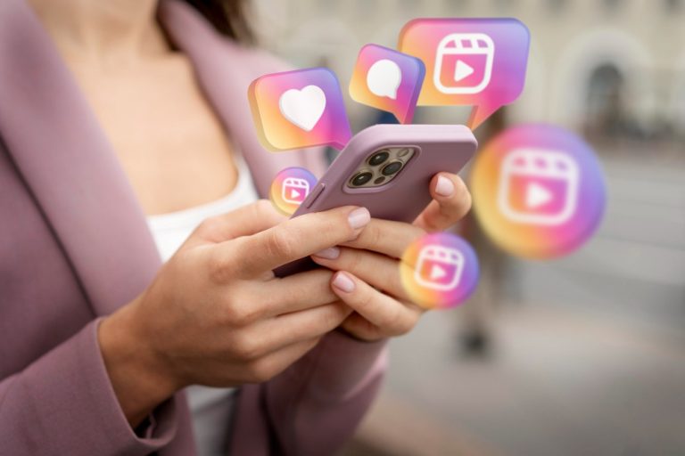 Usuario interactuando con contenido de Instagram Reels desde un smartphone, representando las señales de comportamiento que utiliza Meta Ads para optimizar campañas mediante inteligencia artificial.