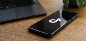 Smartphone con la aplicación de TikTok, representando el uso de inteligencia artificial en TikTok Ads para optimizar campañas publicitarias.