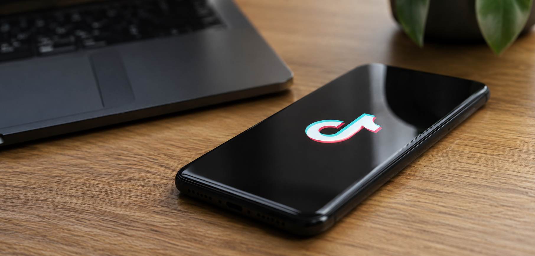 Smartphone con la aplicación de TikTok, representando el uso de inteligencia artificial en TikTok Ads para optimizar campañas publicitarias.